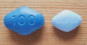 photo showing the difference between a sildamax and viagra pill
